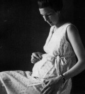 1958: Bette er gravid og markerer maven