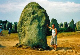 Bette støtter sten i stor stenrække,  BretagneBretgne
